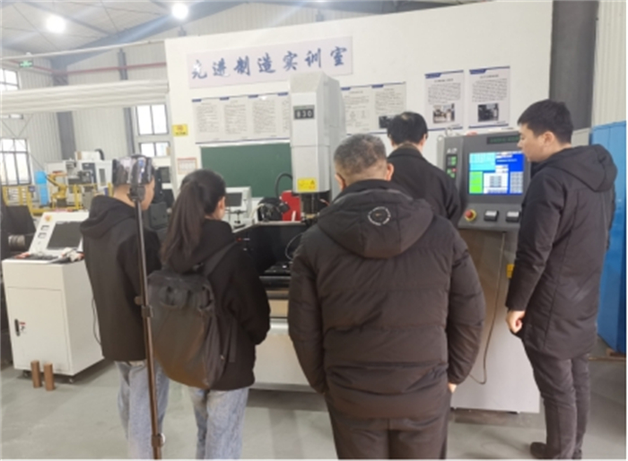 电火花加工教学设备厂家到重庆城科进行设备调试与培训