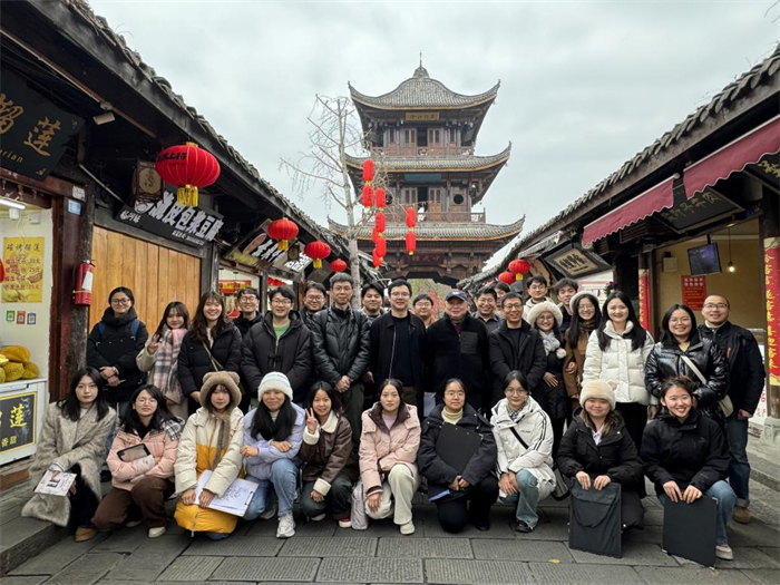 建筑与土木工程学院院长赵万民一行到阆中慰问建筑学专业古建测绘师生