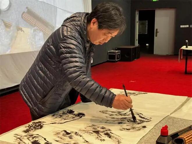 【搜狐新闻】重庆城市科技学院艺术与传媒学院书法专业讲座——浅谈中国山水画的“笔随意发”
