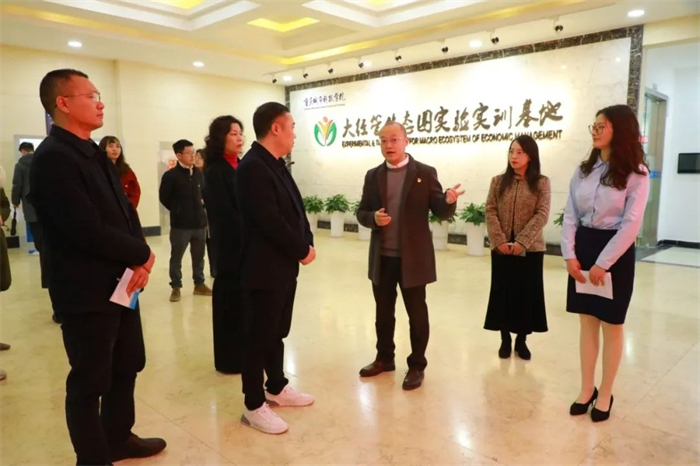 凤凰湖小学一行来重庆城市科技学院 马克思主义学院交流调研