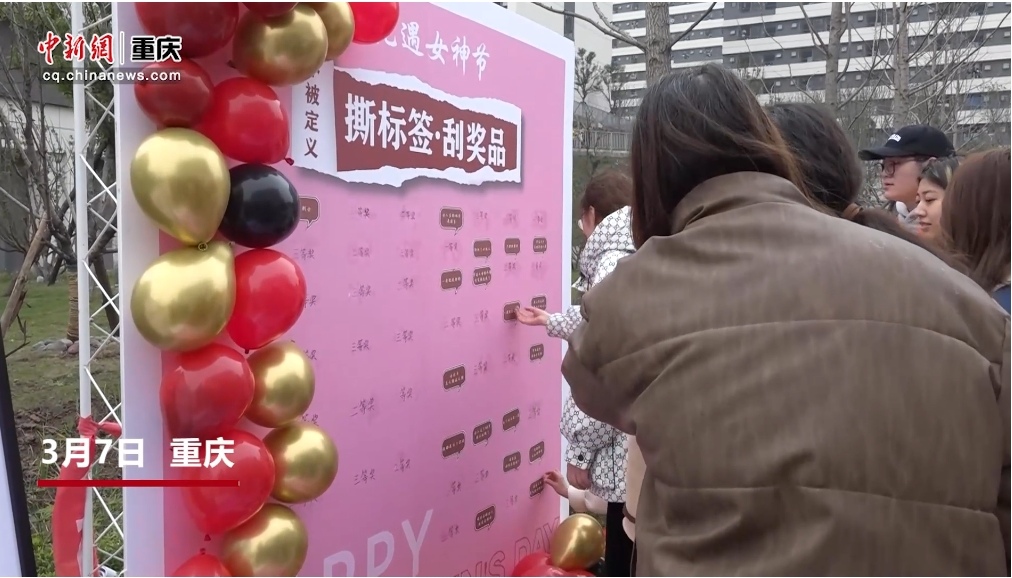 【中国新闻网】重庆城市科技学院大学生“妙手生花”献恩师 庆“三八”国际劳动妇女节