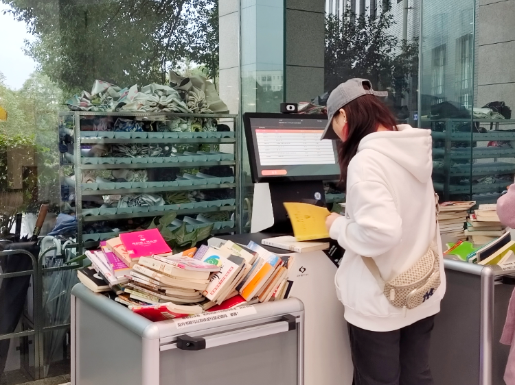 【新重庆】高校图书馆借阅量逐年下降，大学生不爱看纸质书了?