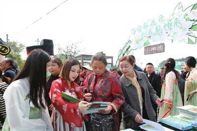 【渝西都市报】服务梨花节 助力乡村振兴，重庆城市科技学院开展志愿服务活动