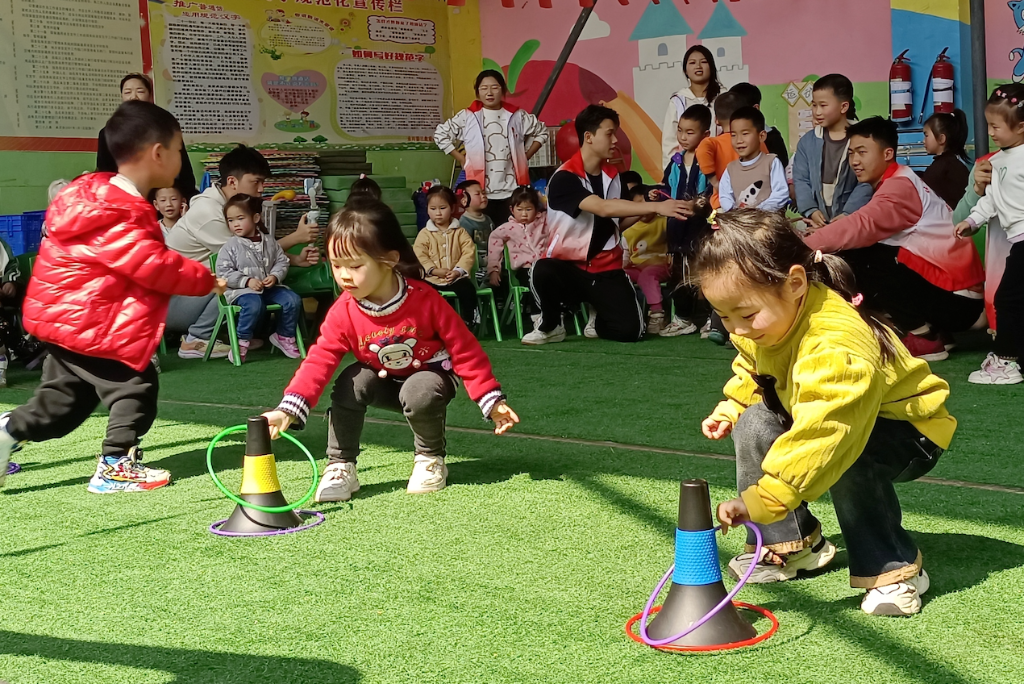 【华龙网】大手牵小手 看重庆城市科技学院大学生如何在幼儿群体弘扬雷锋精神