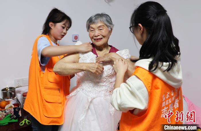 【中国新闻网】重庆城市科技学院大学生为老人拍摄婚纱照圆“婚纱梦”