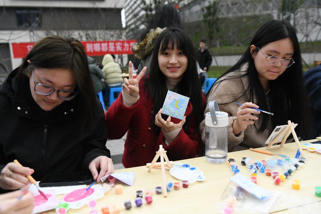 【华龙网】视频 | 创意小集市、愿望清单……重庆城市科技学院等多所高校女生“花式”庆祝“三八”妇女节