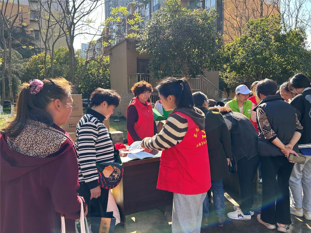 【永川融媒体中心】小桥子社区联合重庆城市科技学院开展垃圾分类先锋创建活动