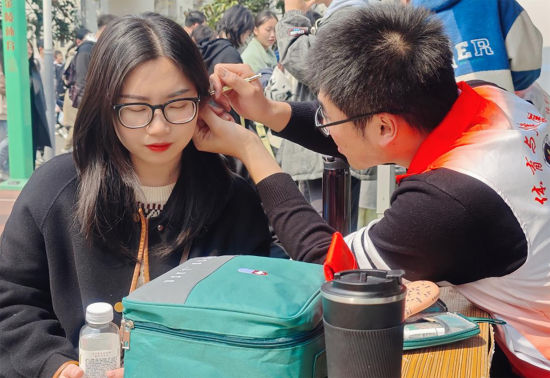 【中国新闻网】重庆城市科技学院开展志愿服务活动 为大学生普及健康知识