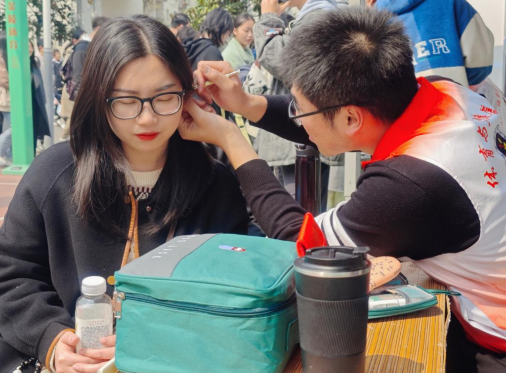 【华龙网】养生的风刮到了高校 重庆城市科技学院开展活动教大学生养生