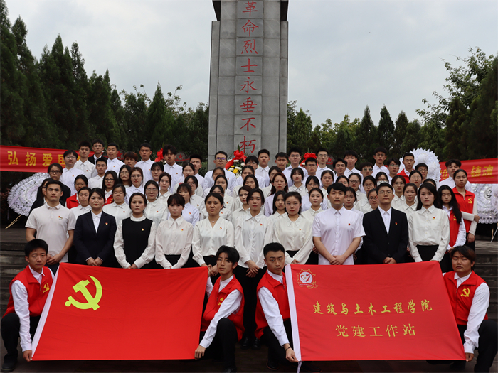 【华龙网】清明寄哀思 重庆城市科技学院祭英烈