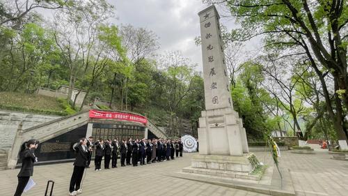 【重庆日报】重庆城市科技学院开展清明祭扫活动