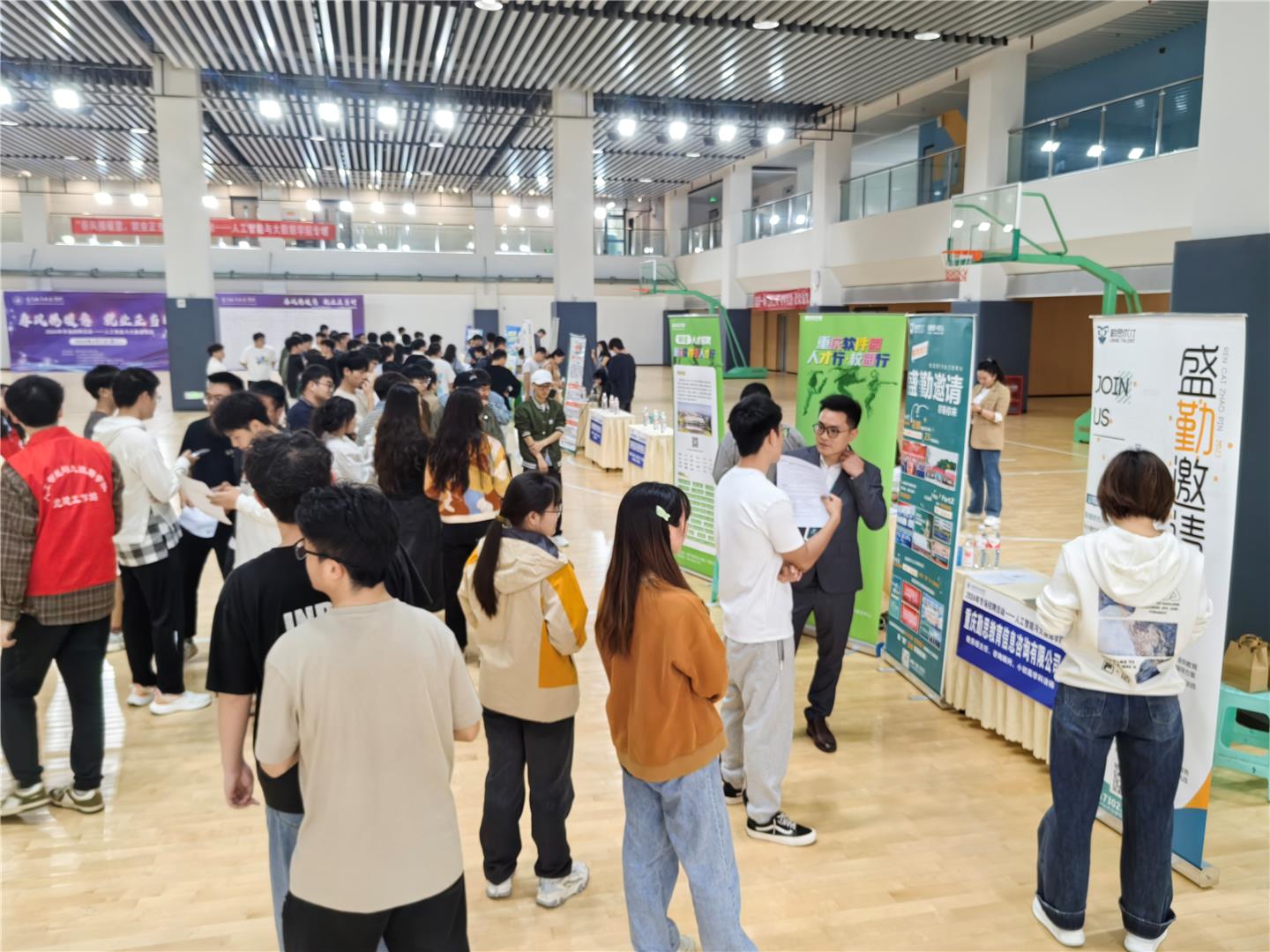 【巴南融媒体】专场招聘进重庆城市科技学院，助巴南准毕业生“找工作”