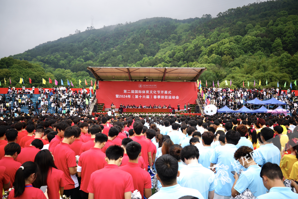 【华龙网】又是别人家的学校 重庆城市科技学院运动会不仅有热气球还有马术