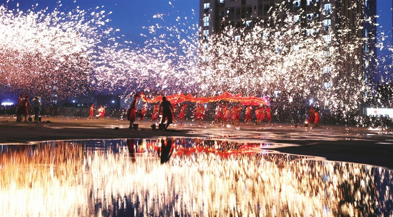 【渝西都市报】重庆城市科技学院大学校园上演舞火龙盛景