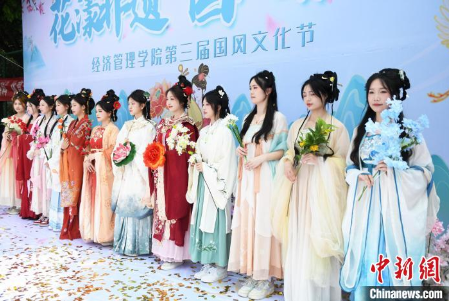 【中国新闻网】重庆：大学生校园国风文化节体验中国传统文化