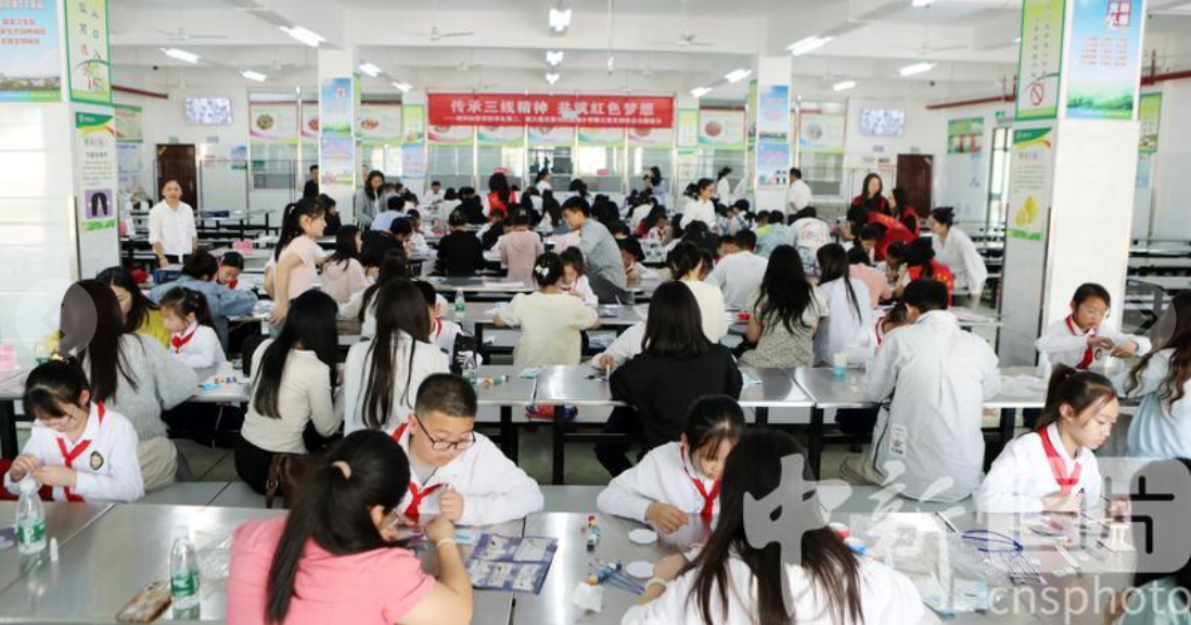 【中国新闻图片网】重庆城市科技学院传承三线精神 共筑红色梦想
