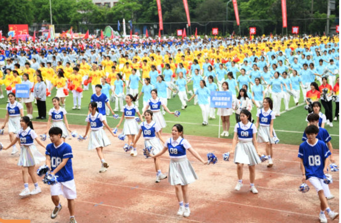 【中国新闻网】重庆：重庆城市科技学院运动场千人齐跳啦啦操展现青春活力
