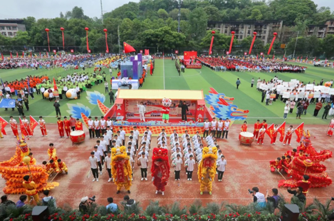 【新华网】创意花式入场 重庆城市科技学院第二届国际体育文化节“燃”动校园