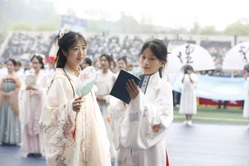 【华龙网】观察重庆城市科技学院| 国潮“新势力” 青年的文化自信在这些细节里