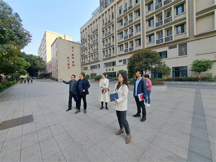 重庆城科马克思主义学院联合凤凰湖小学和萱花中学开展“大中小学思政课一体化建设研讨会”