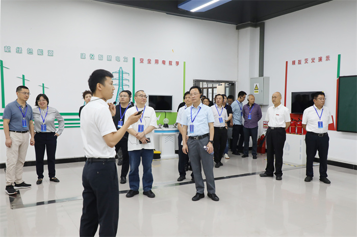 重庆市民办高等教育健康发展调研组一行来校考察调研