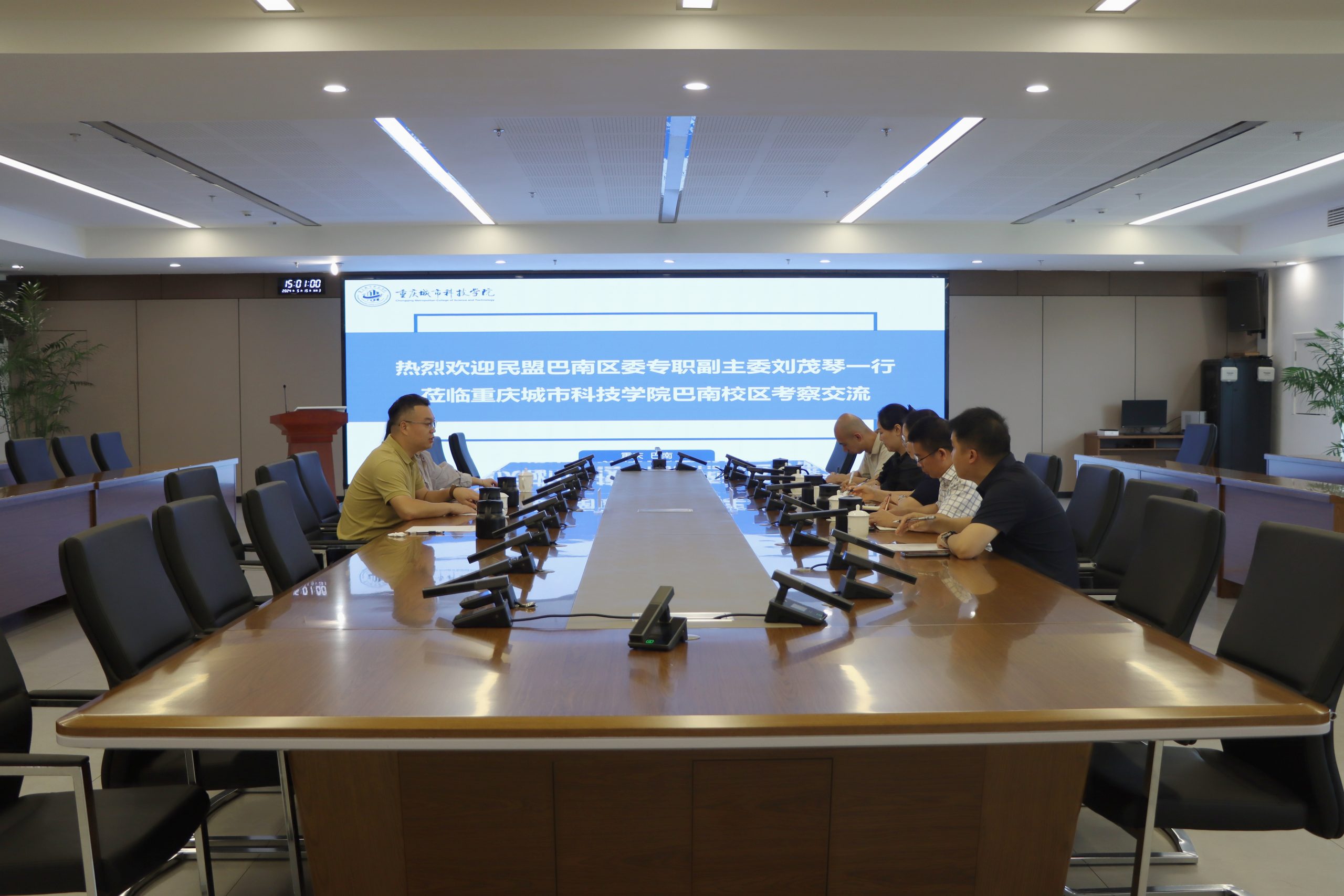 民盟巴南区委专职副主委刘茂琴一行莅临巴南校区考察交流