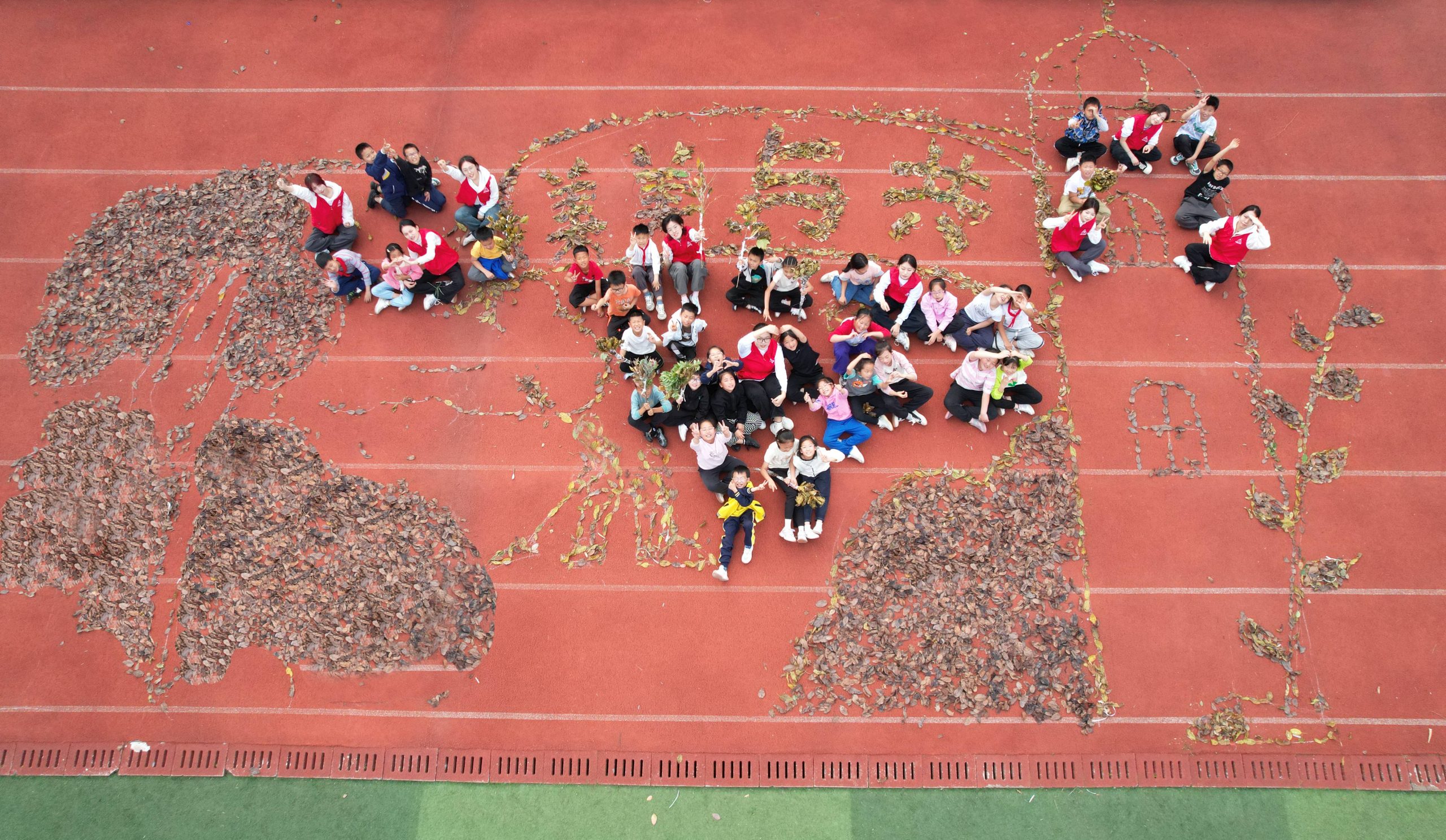 【重庆日报】劳动最光荣！重庆城市科技学院师生齐动手，用行动诠释劳动的真谛