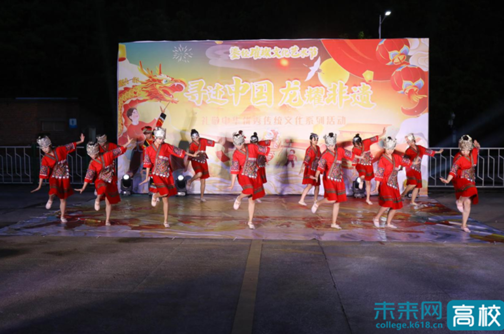 【人民日报】寻龙集市、游戏、手作，铜梁火龙……重庆城市科技学院师生体验“有温度”的文化活动