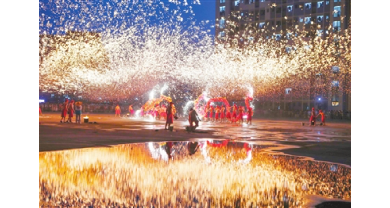 【重庆科技报】永川：重庆城市科技学院校园上演舞火龙盛景