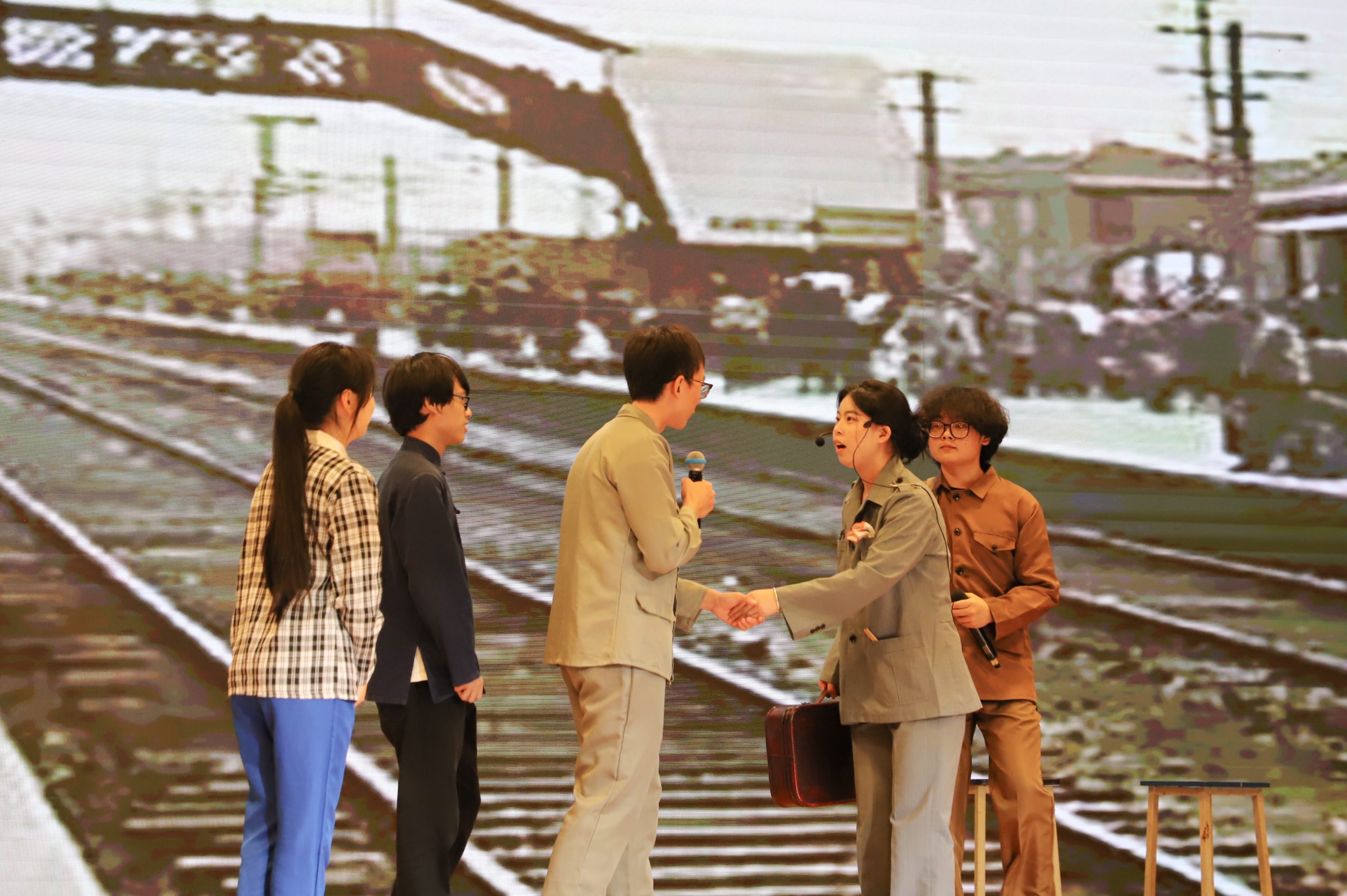 【央广网】《“芯”征程》在重庆城市科技学院首演