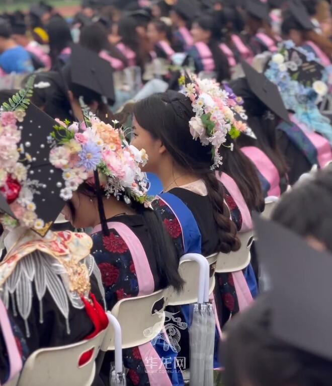 【华龙网】马面裙、簪花帽！国风潮吹到了毕业季 看重庆高校毕业生的“新中式+学位服”