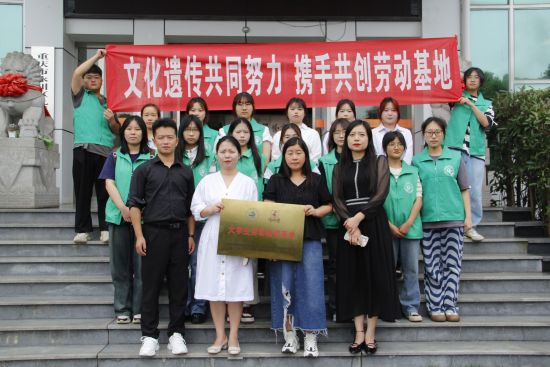 【中国新闻网】迎“文化和自然遗产日” 重庆大学生近距离感受非遗魅力