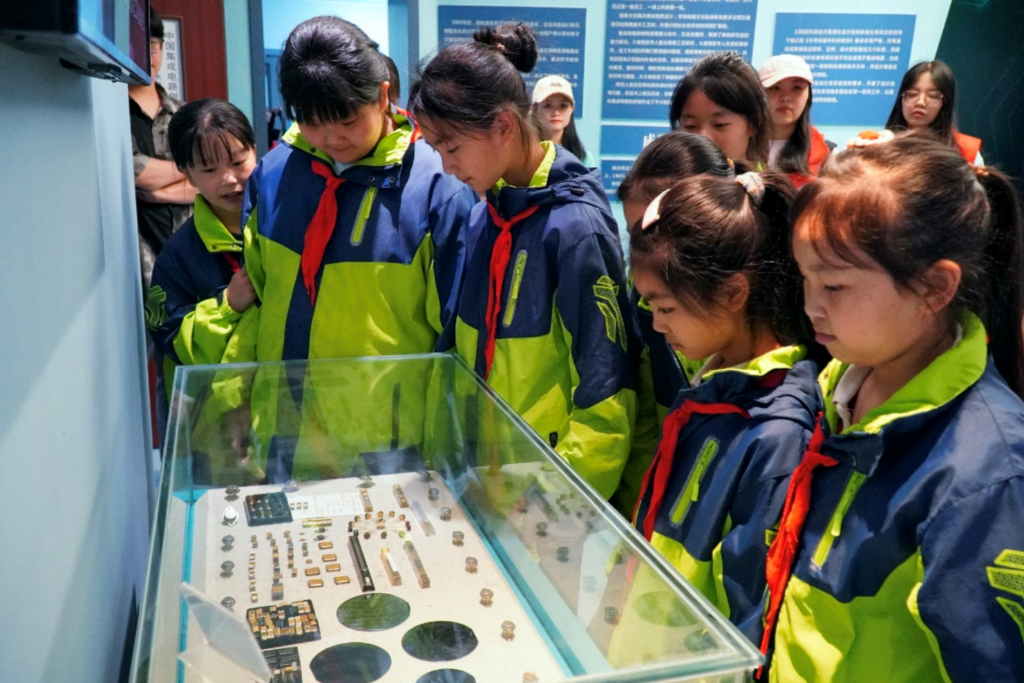 【华龙网】重庆城市科技学院大手牵小手 感受科技魅力 学习先辈精神