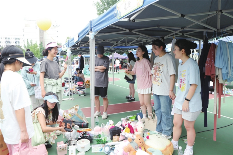 【渝西都市报】重庆城市科技学院夏日跳蚤市场开市