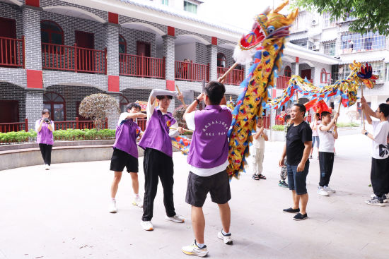 【中国新闻网】重庆城市科技学院大学生暑期体验非遗魅力