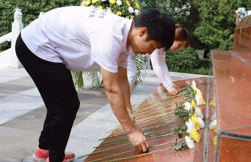 【中国新闻网】重庆大学生赴邱少云烈士纪念馆缅怀先烈