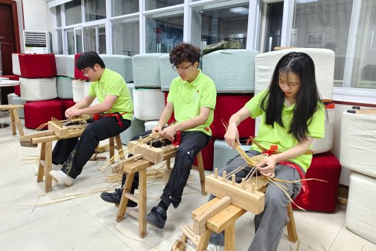 【中国新闻网】重庆大学生学习编织草鞋 感受非遗魅力