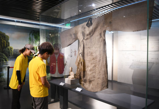 【中国新闻网】重庆：非遗夏布的千年织造技艺 吸引大学生参观体验