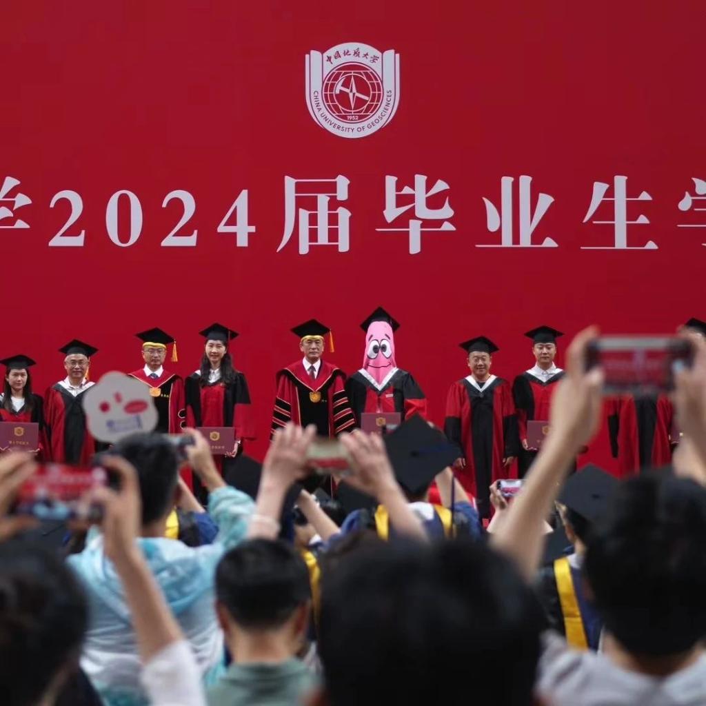 【华龙网】好“癫”好有趣！大学毕业典礼“名场面”大盘点