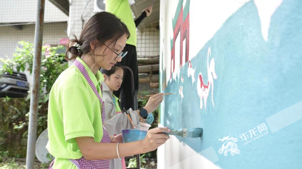【上游新闻】好看！这群大学生用画笔装扮乡村