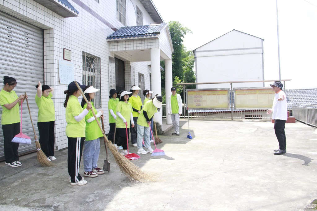 【永川区融媒体中心】重庆城市科技学院建筑管理学院暑期“三下乡”进行中