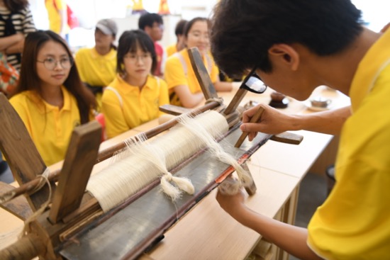 【华龙网】汇聚青春力量助力非遗传承 重庆大学生走进“守艺人”的世界