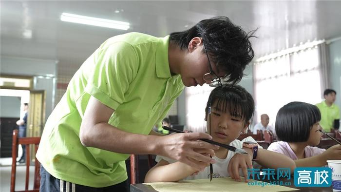 【新浪网】重庆城市科技学院艺术与传媒学院“三下乡”：墙绘、直播…… 赋能乡村振兴