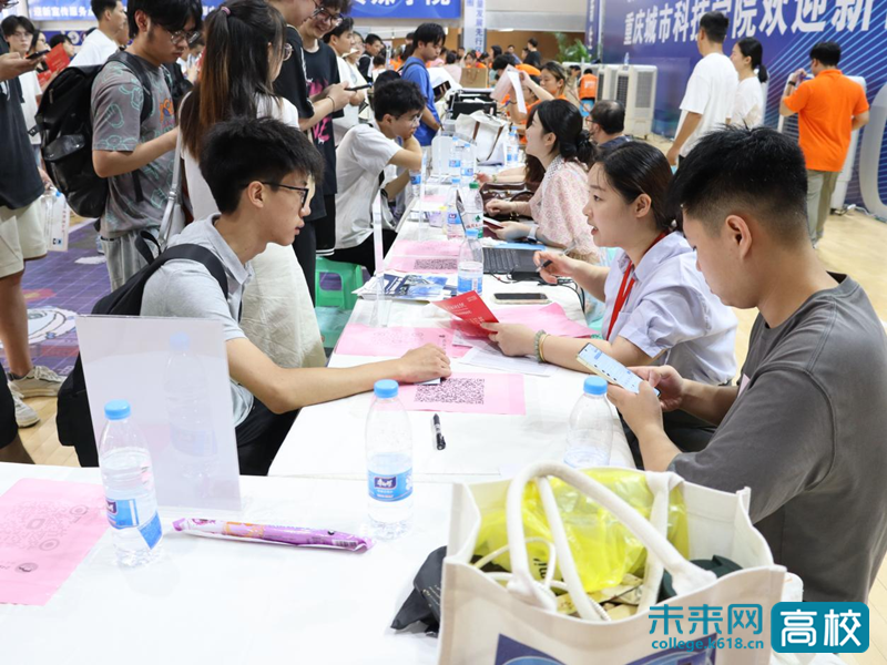 【人民号】人机互动、AI智能、数字素养……智能科技为大学新生扣好第一颗扣子