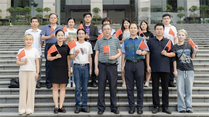 组织校内党外人士开展“学习贯彻党的二十届三中全会精神”专题学习会暨“同心迎国庆 携手向未来”双月座谈会