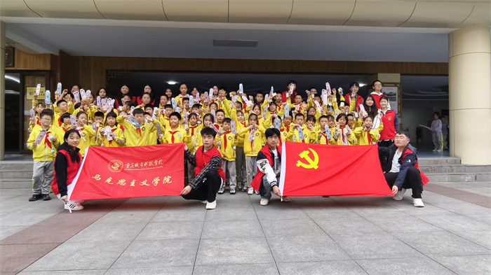 马克思主义学院“小红人”开展重阳节凤凰湖小学志愿宣讲服务活动