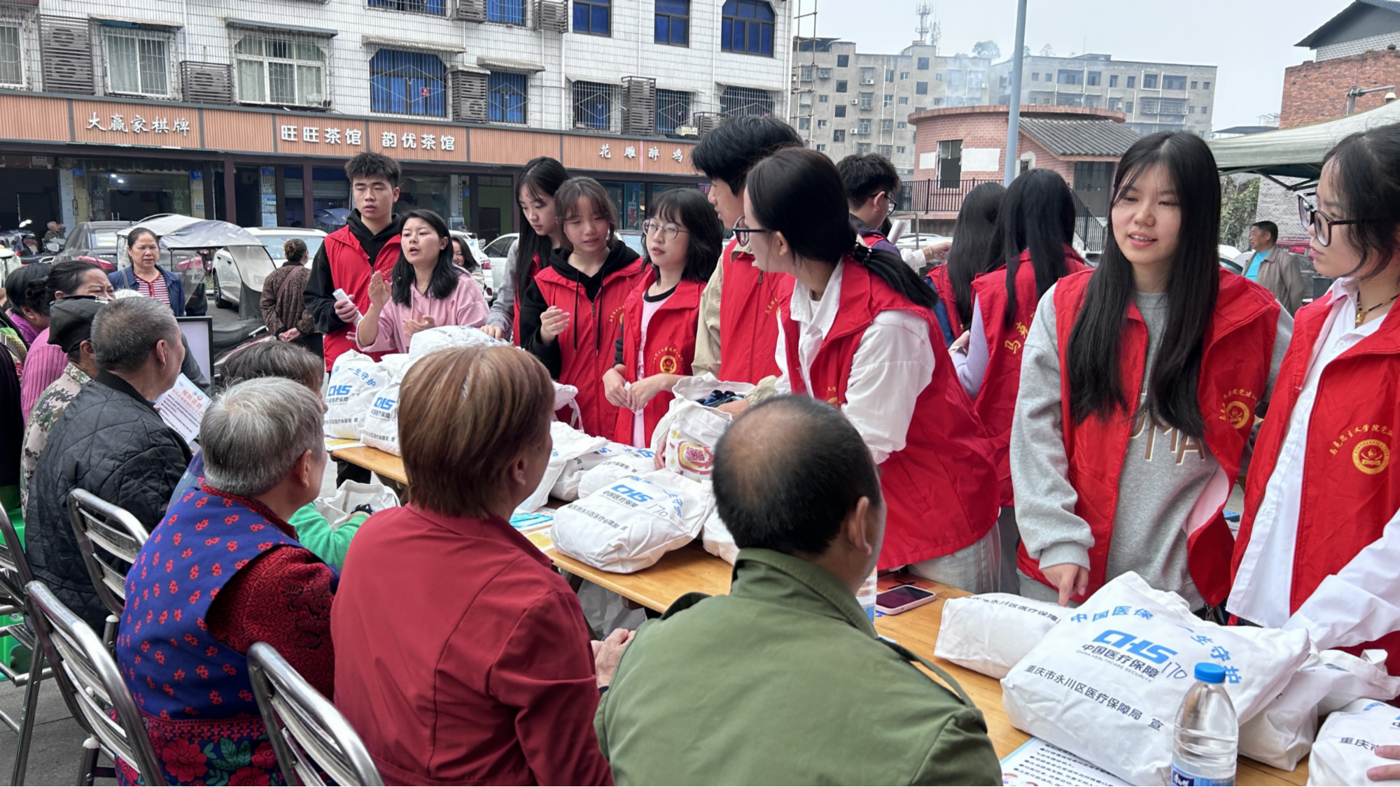 【今日头条】重庆城市科技学院开展捐赠军训服献爱心志愿活动