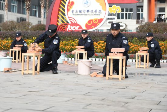【中国新闻网】徒手劈砖、擒敌对练，重庆高校协警展绝活
