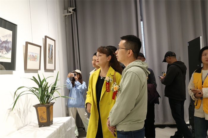 【新浪新闻】“山地人居的意境与教学素养”学术研讨会暨《山居的境致》师生水彩画联展在重庆举办