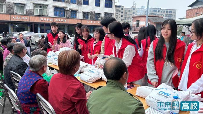 【新浪新闻】 重庆城市科技学院开展捐赠军训服献爱心志愿活动